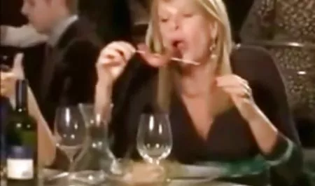 الصدر النساء و هو جزء من مجموعة.شريط سكس خليجي عربي جديد