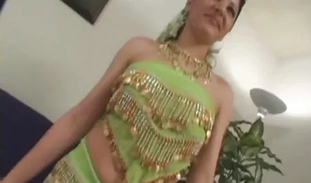 فقدت سكس محارم عرب جديد في الغابة البرية الأسود